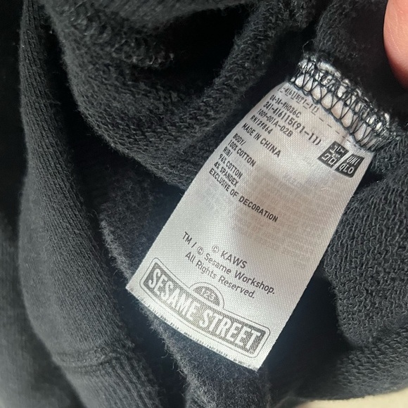 KAWS X UNIQLO Sesame Street Crew Neck Sweatshirt - Picture 5 of 5